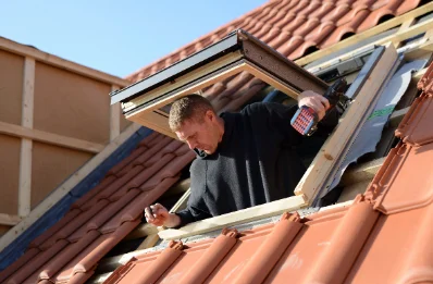 Pose de fenêtres de toit Velux à Temple-Laguyon